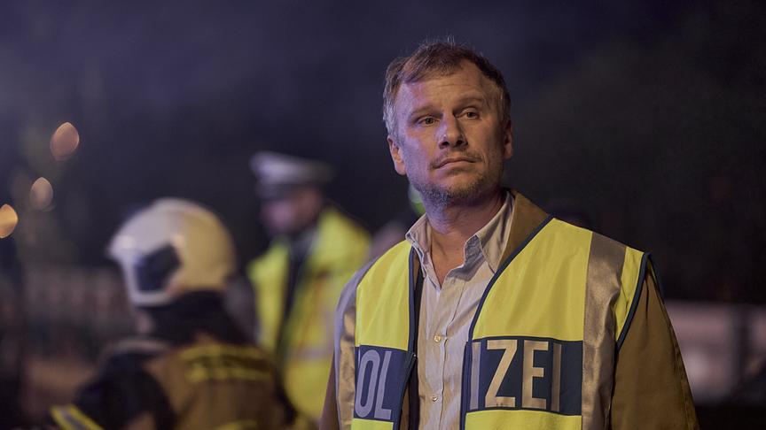 © ORF/ARD Degeto/Satel Film/Frank Dicks Robert Stadlober als Kommissar Jan Auschra am Unfallort in der Serie "Hundertdreizehn"