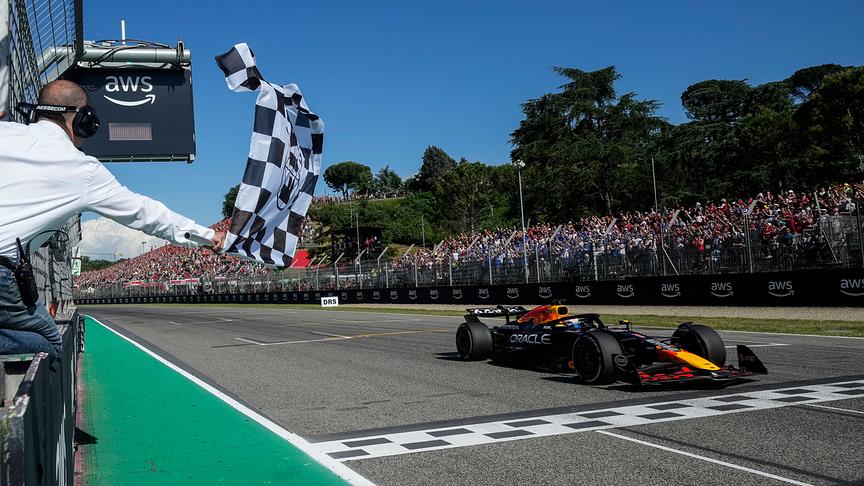 © APA/AFP/POOL/Luca Bruno Der niederländische Fahrer Max Verstappen von Red Bull Racing überquert am 18. Mai 2025 die Ziellinie beim Formel-1-Grand-Prix der Emilia Romagna 2025 auf dem Imola-Autodrom in Imola