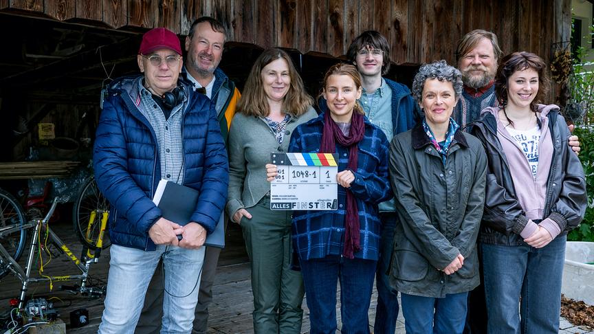 In der zweiten Staffel der ORF-Event-Serie bleibt „Alles finster – Der Winter kommt“ (AT): Holger Barthel, Marcus Kanter, Bettina Mittendorfer, Martina Ebm, Enzo Gaier, Dorothee Hartinger, Michael A. Grimm, Laila Maria Noelle Padotzke