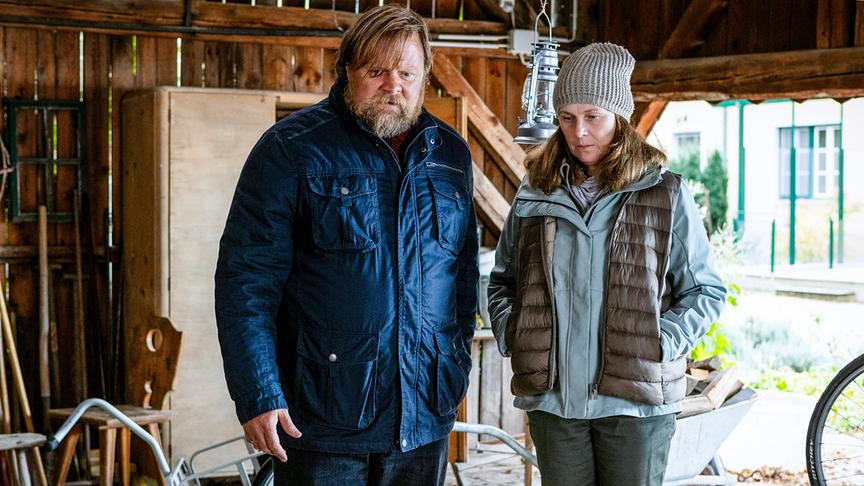 In der zweiten Staffel der ORF-Event-Serie bleibt „Alles finster – Der Winter kommt“ (AT): Jens (Michael A. Grimm) und Carola (Bettina Mittendorfer)