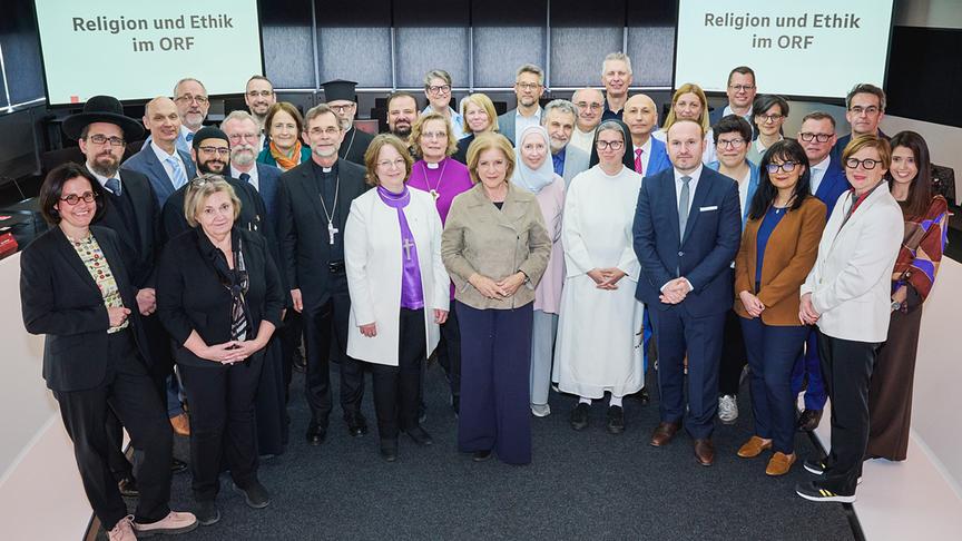 Ingrid Thurnher (interimistische ORF-Generaldirektorin) mit Vertreterinnen und Vertretern der 16 in Österreich gesetzlich anerkannten Kirchen und Religionsgesellschaften sowie Expertinnen und Experten