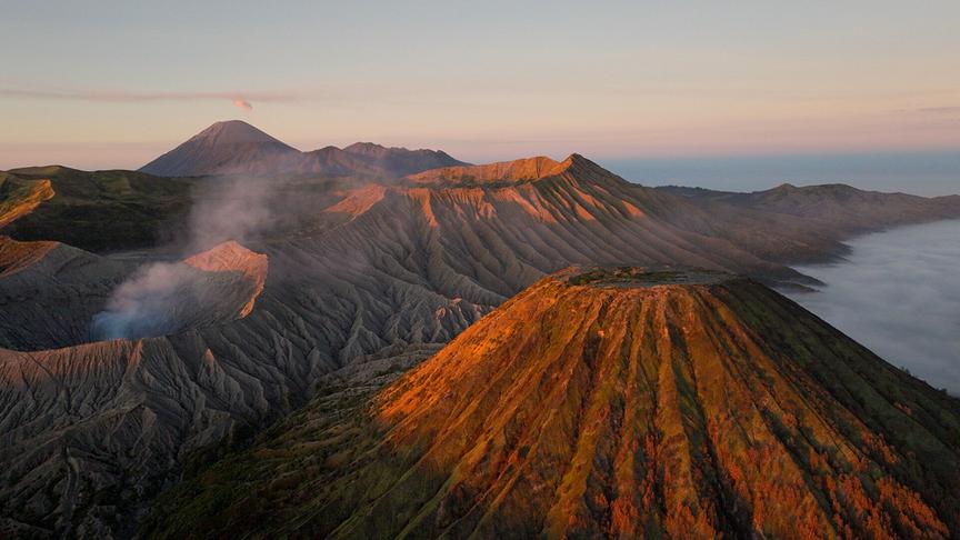 Wenn die Sonne den Bromo-Vulkan küsst, offenbart sich eine der spektakulärsten Landschaften Indonesiens.