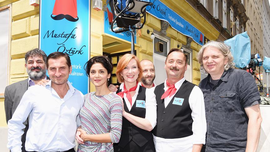 © ORF/Allegro Film/Hubert Mican "Kebab extrascharf!: Dreharbeiten zur Fortsetzung des ORF/ARTE-Komödienhits": Hasan Ali Mete, Tim Seyfi, Sascha Ö. Soydan, Fanny Stavjanik, Michael Fuith, Andreas Vitasek, Regisseur Wolfgang Murnberger