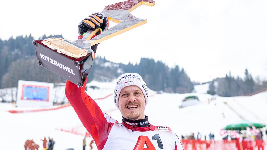© APA/EXPA/ JOHANN GRODER Manuel Feller hält jubelnd eine große Gams-Trophäe in die Höhe, während der Siegerehrung im Slalom der Männer am Ganslernhang in Kitzbühel.