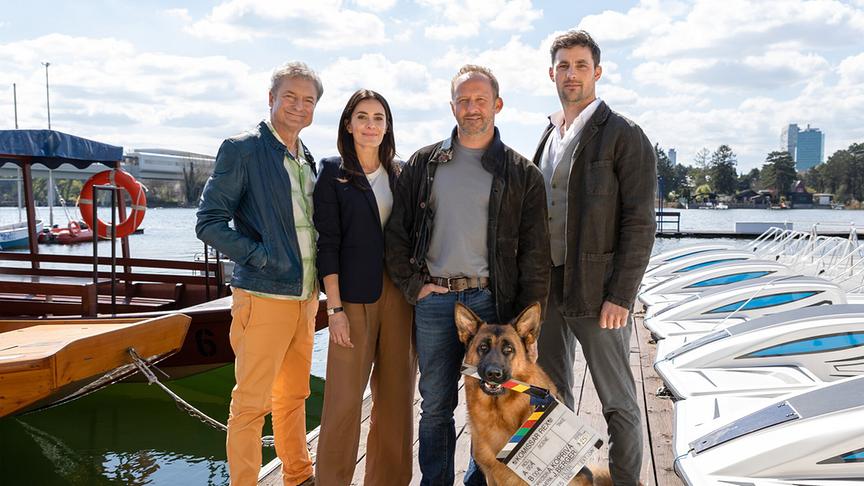 © ORF/SAT1/MR Film/Anjeza Cikopano Alfred Dorfer; Doris Golpashin; Maximilian Brückner; Ferdinand Seebacher mit Rex-Darsteller Capo