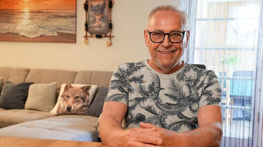 © ORF/Talk TV/Wout Kichler Liebesg´schichten und Heiratssachen: Sepp, 67-jähriger Totengräber i. R. aus Wien, mag es gern natürlich und wünscht sich eine Frau, „die adrett ist, aber nicht zu viel Schminke benutzt.“ Der gesellige Wiener wünscht sich eine Partnerin zwischen 40 und 60 Jahren, findet „liebliche Frauen“ besonders sinnlich, und hätte gern eine Frau die ihm „nicht zu viele Vorschriften“ macht. Auch sollte sie nicht zu „esoterisch angehaucht“ sein: „Nicht, dass sie meine Wohnung ausräuchert oder Puppen aufstellt wie beim Voodoo-Zauber!“ Lieber lässt sich Sepp beim Tanzen, seinem liebsten Hobby, verzaubern. Außerdem spielt er gerne mit seinem Hund im Kleingarten und verbringt amüsante Stunden beim Heurigen. Im Gespräch mit Nina Horowitz erinnert sich Sepp an seine bisherige große Liebe, seine vor 7 Jahren verstorbene Ehefrau, und erzählt von ihrem ersten Rendezvous: „Sie hatte eine lila Glockenhose an, die Glocken waren mindestens 15 Zentimeter breit und sie sah fantastisch aus!“ Jetzt hofft Sepp, dass „der Blitz“ wieder einschlägt und er noch einmal eine große Liebe erlebt. Ohne Voodoo, aber mit viel Herz und Sepps Wiener Charme.