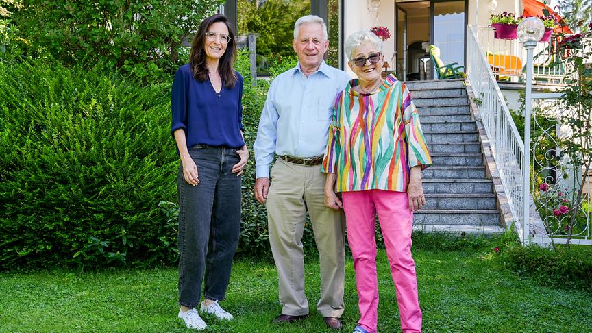 Liebesg´schichten und Heiratssachen: Renate, 79-jährige Friseurmeisterin im Ruhestand aus Niederösterreich, wollte im Sommer 2023 “nicht mehr einsam sein” und wandte sich mit ihrem Anliegen an Nina Horowitz und die “Liebesg´schichten”. Ein Jahr später hat sich Renate´s Sehnsucht erfüllt: “Franz war der vierte Herr, den ich getroffen habe und bei ihm bin ich picken geblieben,” scherzt die temperamentvolle Pensionistin. Als Franz Renate im Fernsehen sah, begeisterten ihn ihre “resche und rustikale Art” und ihre Attraktivität. Sein erster Eindruck bestätigte sich und Franz ergänzt im Gespräch: “In der Seele ist sie sensibel. Ich bin sehr umsorgt und es ist einfach schön.” Auch, wenn die beiden nicht zusammenwohnen, verbringt Franz “fünf Tage hier bei mir und nur zwei Tage bei ihm”, so Renate. “Aber sobald er zehn Minuten weg ist, schreib ich ihm schon, dass ich Sehnsucht habe.” Was die 79-Jährige Friseurmeisterin i.R. besonders an ihrem Auserwählten liebt? “Eigentlich alles, es gibt nichts Negatives. Er ist höflich, zuvorkommend, sehr nett und repariert mir alles im Haus. Das ist auch sehr praktisch,” lacht sie. Das Geheimnis ihrer harmonischen und glücklichen Beziehung sind vor allem ihre gleichen Interessen: “Wir gehen gerne Essen, machen schöne Urlaube zusammen und auch zu Hause genießen wir einen großen Wohlfühlfaktor”, so Franz. Kaum sind seine Worte ausgesprochen, turteln die zwei frisch Verliebten beim Liebesg´schichten - Dreh vergnügt im Pool.