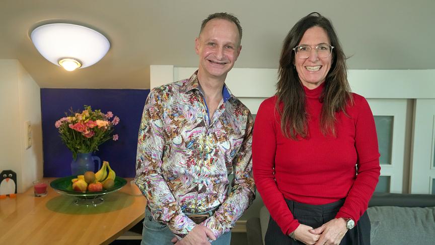 © ORF/Talk TV/Gustl Gschwantner Liebesg´schichten und Heiratssachen: Nina Horowitz mit Roberto, 54, Beamter aus Salzburg, lacht gern auch über sich selbst: „Ich bin manchmal einfach eine verrückte Nudel!“ Und jetzt sucht er eine Dame, die genauso lachen kann wie er. Was ihn bei Frauen anspricht, plaudert er auch aus: „Helene Fischer ist eine sehr hübsche Frau, obwohl sie blond ist“, scherzt er augenzwinkernd, weil er eigentlich dunkelhaarige Damen bevorzugt. „Lange Haare wären schön, eine schlanke Frau, die zwischen 40 und 55 Jahre alt ist.“ Doch Aussehen allein reicht ihm nicht: „Sie muss auf alle Fälle spontan, lustig, liebevoll und ehrlich sein.“ Roberto selbst achtet sehr auf sein Äußeres: „Warum darf ein Mann zum Beispiel nicht gut duften?“, lacht er im Interview mit Nina Horowitz, die beim Gespräch mit ihm sein Lieblingsparfum „Secret“ von Antonio Banderas sehr bewusst wahrgenommen hat. Ein Heimwerker ist er allerdings nicht: „Und außerdem bin ich ein Kulturbanause.“ Doch er hat eine große Leidenschaft: Das Tanzen. Er war über 20 Jahre lang Tanzlehrer und hat an Turnieren teilgenommen. Er hat auch eine fixe ‚Tanzpartnerin‘ – aber dazu sagt er ganz klar: „Meine zukünftige Freundin muss sich keine Sorgen machen. Das ist eine tänzerische, freundschaftliche Beziehung. Rein platonisch.“ Roberto war zweimal verheiratet – beide Ehen hielten jeweils zehn Jahre lang. Aber mittlerweile ist der feurige Roberto zurück am Singlemarkt. Alle Damen, die sich jetzt angesprochen fühlen, sollen ihren Bleistift zücken und ihm schreiben.