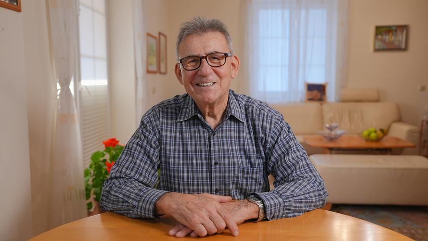 Liebesg´schichten und Heiratssachen: Alois, 76, Fensterbauer i.R. aus der Steiermark, wünscht sich das Gegenteil einer Stubenhockerin, denn er ist ein Mann mit sehr vielseitigen Hobbys: „Ich mache Modellflug, Tanzsport, habe einen Husky und ein Wohnmobil – also mit mir wird es nicht langweilig!“ Und das zeigt er auch in seinem „Liebesg’schichten-Portrait“, wo er gemeinsam mit seiner Tanzpartnerin gekonnt übers Parkett wirbelt. „Das ist aber rein platonisch“, stellt er gleich klar. Der 76-jährige Steirer fühlt sich besonders von schlanken, hübschen Frauen angesprochen – vor allem, wenn sie sich stilvoll bewegen und ausdrücken können. „Sie kann gern zehn Jahre jünger sein als ich“, verrät er. „Meine Frau soll natürlich und keine Tussi sein“, betont er mit einem Schmunzeln. Frauen mit überheblicher Art können bei ihm nicht punkten: „Ich hatte in der Vergangenheit einige Damen, die dachten, sie wären etwas Besseres.“ Ehrlichkeit steht für ihn an oberster Stelle – nicht zuletzt, weil er damit schon schlechte Erfahrungen gemacht hat. 15 Jahre lang war Alois verheiratet, doch es funktionierte schlussendlich nicht: „Wir waren sehr verschieden.“ Rückblickend erkennt er ein wiederkehrendes Muster in seinen Beziehungen: „Ich habe geschaut, dass meine Partnerin gut aussieht, viel jünger und sehr hübsch ist.“ 