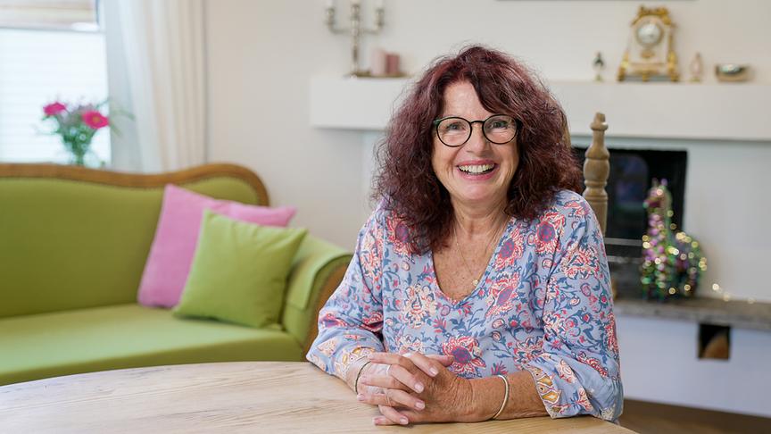 © ORF/Talk TV/Wout Kichler Liebesg'schichten und Heiratssachen: Roswitha, 75, Kosmetikerin i.R. aus Salzburg, sucht den Mann, der für sie gebacken wurde. Die jung gebliebene 75-Jährige liebt das Reisen, interessiert sich für Kultur, geht gern essen – oder kocht gern auf.