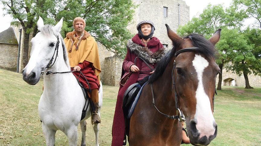 © ORF/Hubert Mican "Universum History: Richard Löwenherz": Philipp Hochmair und Krista Stadler bei Dreharbeiten zu "Richard Löwenherz" auf der Heimenburg in Hainburg an der Donau.