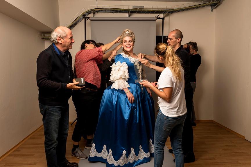 "Maria Theresia (Teil 3+4)": Regisseur Robert Dornhelm und Stefanie Reinsperger (Maria Theresia) bei der Kostümanprobe.