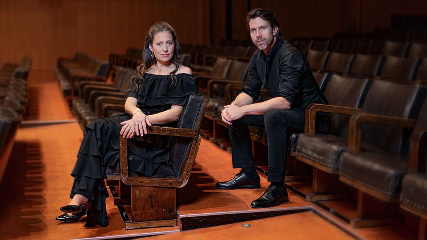 © ORF/Ö1/Severin Koller Ariane Haering und Matthias Bartolomey sitzen in einem leeren Theatersaal auf braunen Ledersesseln.