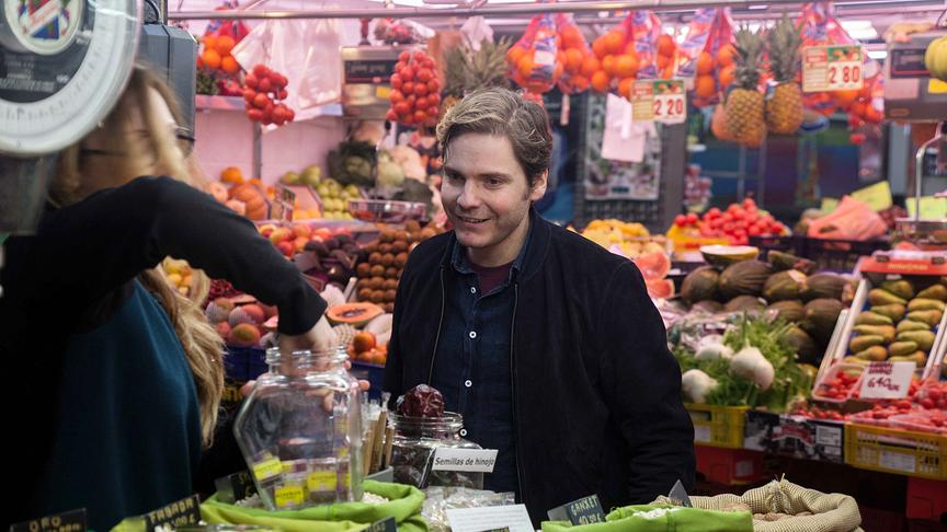 © ORF/Günter Schilhan "Daniel Brühl - Mein Barcelona": Daniel Brühl am Markt Abaceria