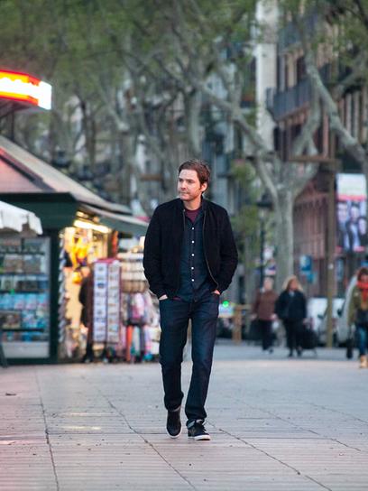 © ORF/Günter Schilhan "Daniel Brühl - Mein Barcelona": Daniel Brühl frühmorgens auf der Rambla-Promenade in Barcelona.
