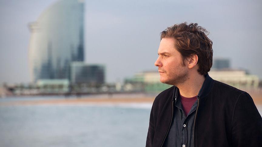 © ORF/Günter Schilhan "Daniel Brühl - Mein Barcelona": Daniel Brühl am Strand von Barceloneta