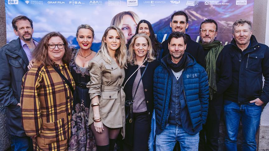 © ORF/Stadtmarketing Villach/Marta Gillner Gruppenfoto mit Naschenweng, Sabine Renner-Lehner, Regisseurin Patrica Frey, Drehbuchautor Harald Haller, Ferdinand Seebacher, Martin Muliar und Drehbuchautor Marc Brugger bei der Sneak-Preview von „Herzklang – Zurück zu mir“