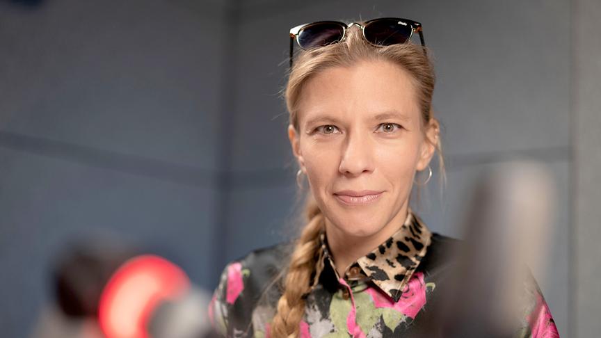 © ORF/Joseph Schimmer Lisz Hirn vor einem Mikrofon in einem Studio