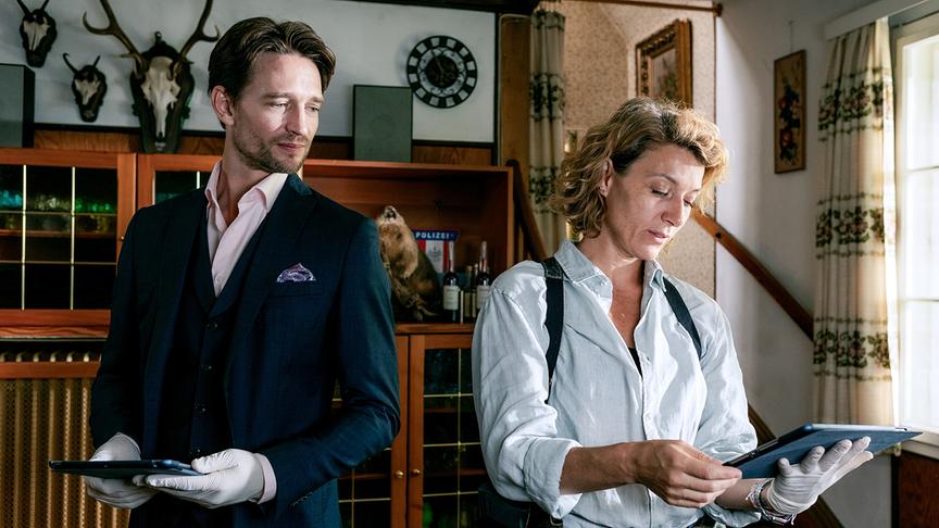 © ORF/ARD Degeto/Allegro Film/Anjeza Cikopano "Mord in Wien – Der letzte Bissen": August Wittgenstein (Carl-Albrecht Nassau), Caroline Frank (Franziska Malzer)