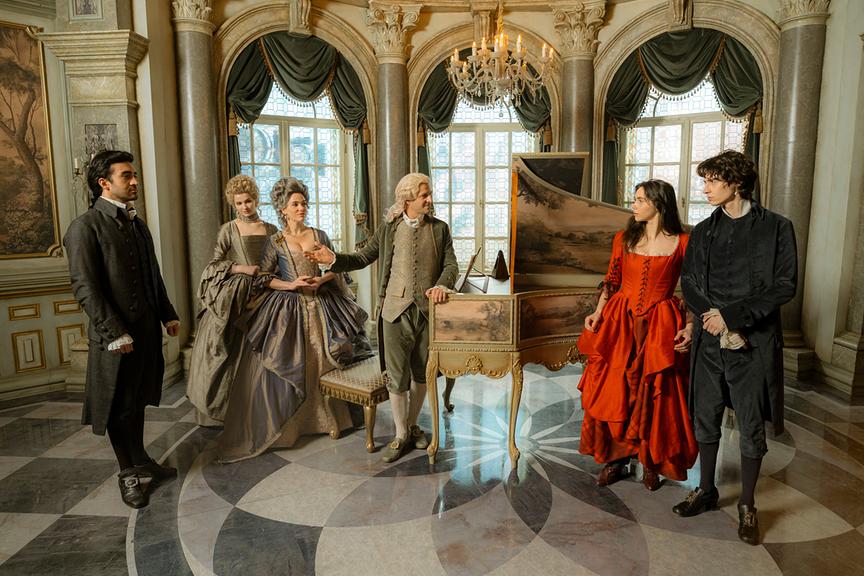 © ORF/ARD/Story House Pictures GmbH/Armands Virbulis „Mozart/Mozart“(AT)-Dreh im Baltikum: Neues TV-Serien-Event u. a. mit Eidin Jalali, Lisa Vicari, Verena Altenberger, Philipp Hochmair, Havana Joy, Eren M. Güvercin