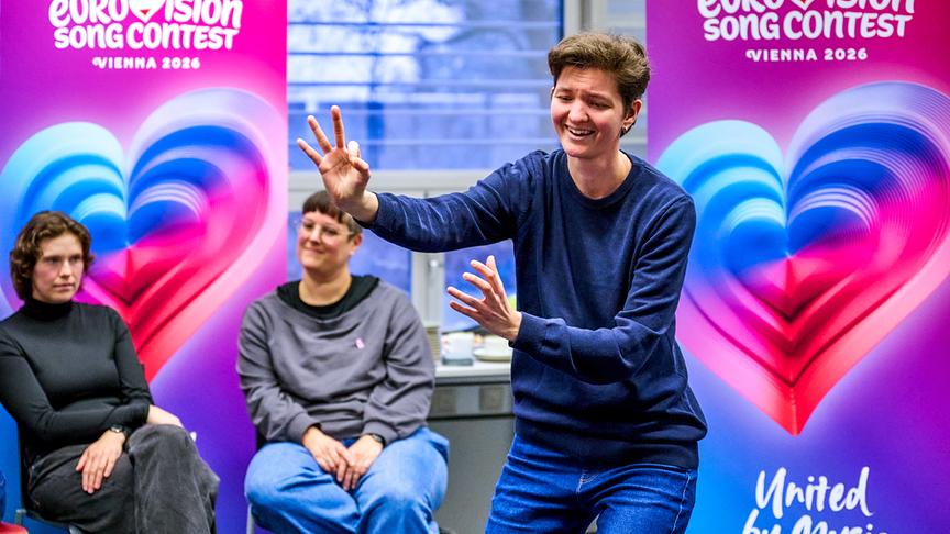 Anja Burghardt in Action beim Casting für Sign-Performer:innen beim 70. Eurovision Song Contest