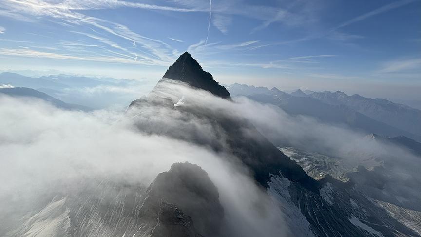 Großglockner mit Gipfel ragt aus den Wolken
