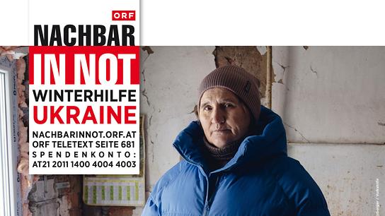 Sujet zu "Nachbar in Not - Winterhilfe für die Ukraine" mit einer älteren Frau mit Haube und im blauen Anorak und Rollkragenpullover vor einer unverputzen Innenwand.