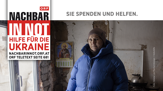 Sujet zu "Nachbar in Not - Winterhilfe für die Ukraine" mit einer älteren Frau mit Haube und im blauen Anorak und Rollkragenpullover vor einer unverputzen Innenwand.