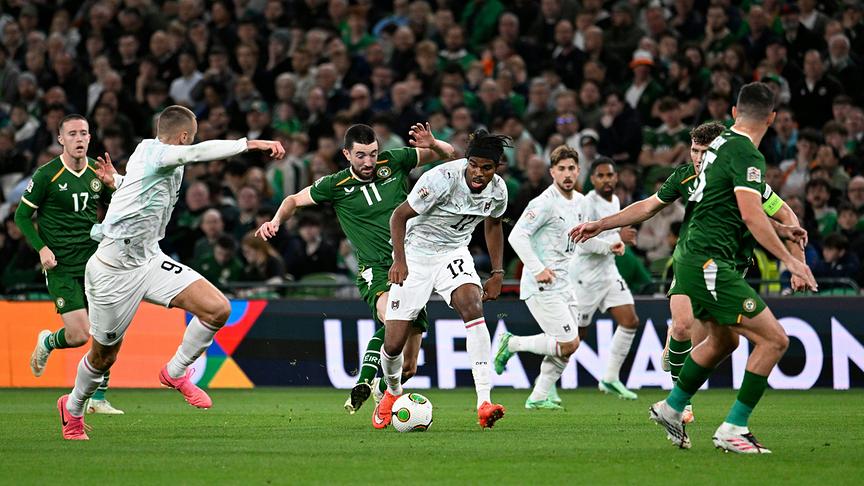 Carney Chukwuemeka (AUT) und Finn Azaz (IRL) kämpfen um den Ball am Spielfeld am Donnerstag, 1. Oktober 2026, anl. der Nations-League-Begegnung zwischen Irland und Österreich in Dublin.