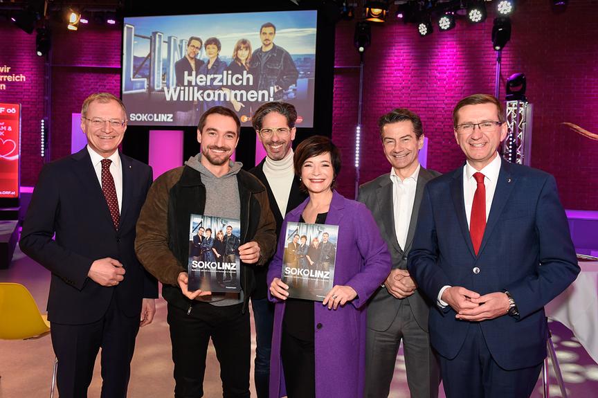 © ORF/Thomas Jantzen Neue Fälle für die „Soko Linz“: Landeshauptmann Mag. Thomas Stelzer, Daniel Gawlowski, Produzent Florian Gebhardt, Katharina Stemberger, ORF-Generaldirektor Mag. Roland Weißmann, Landesrat Markus Achleitner