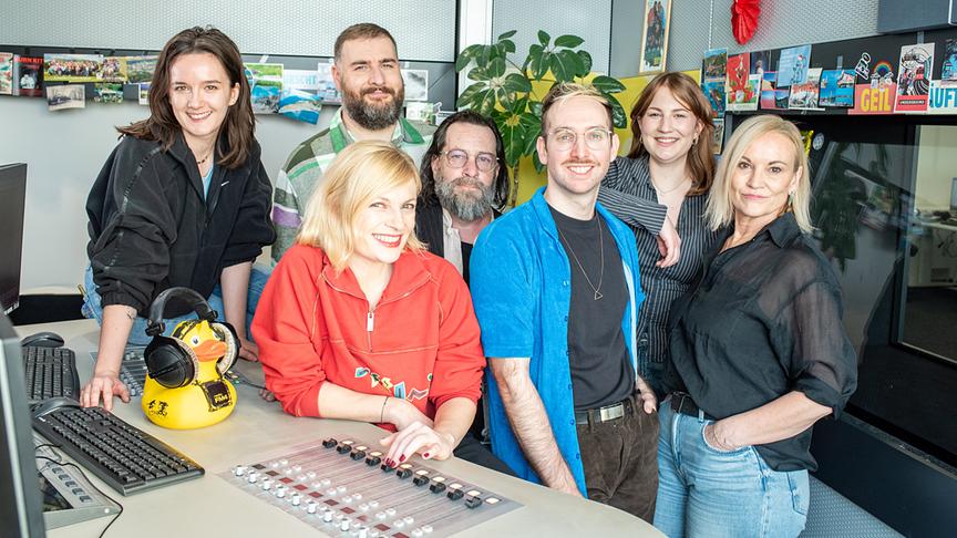 Das neue Moderationsteam für die „FM4 Morning Show“ mit Emily Busvine, Alex Wagner, Nina Hochrainer, Dave Dempsey, Philipp Emberger, Lauren Foster und Julie McCarthy