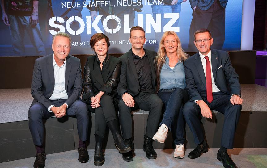 Neue Staffel, neues Team: Die „Soko Linz“ startet am 30. September in ORF 1 in ihre vierte Saison: ORF-Landesdirektor Klaus Obereder, Katharina Stemberger, Michael Steinocher, Angelika Niedetzky, Wirtschafts- und Tourismuslandesrat Markus Achleitner