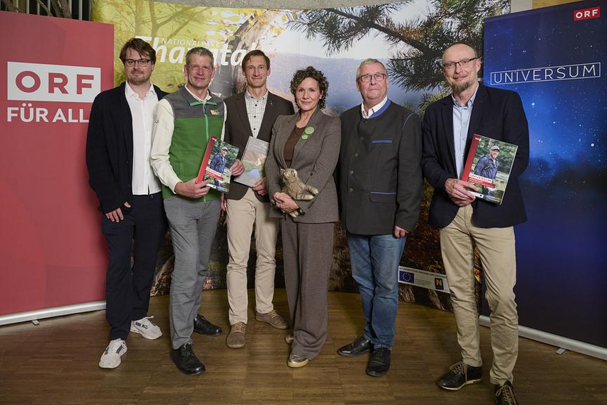 Matthias Ninaus, Christian Übl, Pavel Müller,  Andrea Albrecht, Friedrich Schechtner und Gernot Lercher stehen bei der ORF-Präsentation zum  Thayatal-„Universum“ vor  den Aufstellern.