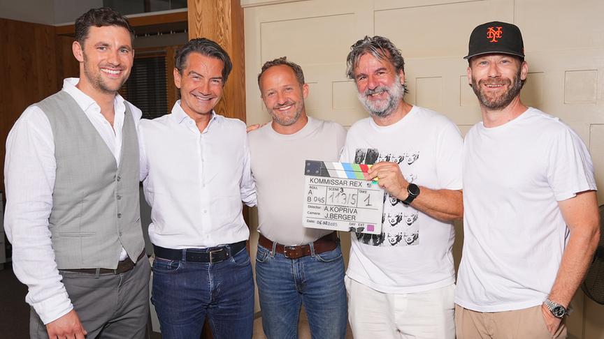 Neues von „Kommissar Rex“: Dreharbeiten zu sechs Episoden der ORF/SAT.1-TV-Kultkrimi-Reihe in Spielfilmlänge: Ferdinand Seebacher, ORF-Generaldirektor Roland Weißmann, Maximilian Brückner, Regisseur Andreas Kopriva, Produzent Oliver Auspitz