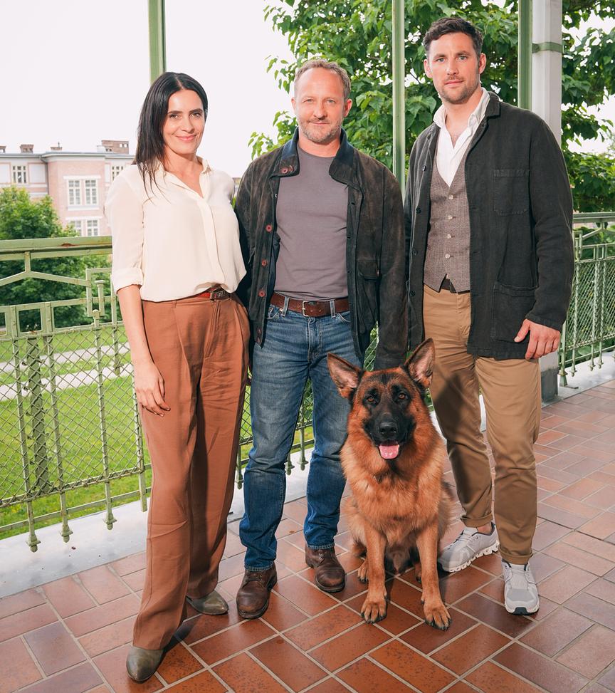 Neues von „Kommissar Rex“: Dreharbeiten zu sechs Episoden der ORF/SAT.1-TV-Kultkrimi-Reihe in Spielfilmlänge: Doris Golpashin, Maximilian Brückner, Ferdinand Seebacher und Rex