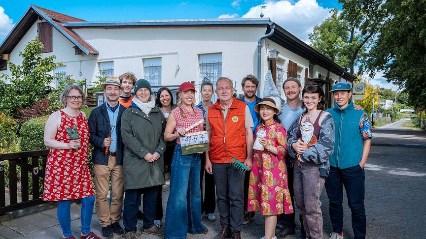 © ORF/MDR/Departures Film/Michael Bader Nina Proll undercover im Kleingartenverein „Morgensonne“ (AT)
