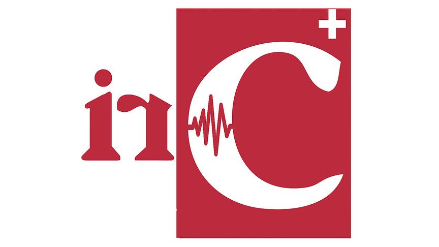 © ORF/Ö1 Rot-weißes Sujet zum „International Rostrum of Composers“ mit den Buchstaben „ir“ und einem großen „C“, in das eine EKG‑Linie und ein kleines weißes Kreuz integriert sind.