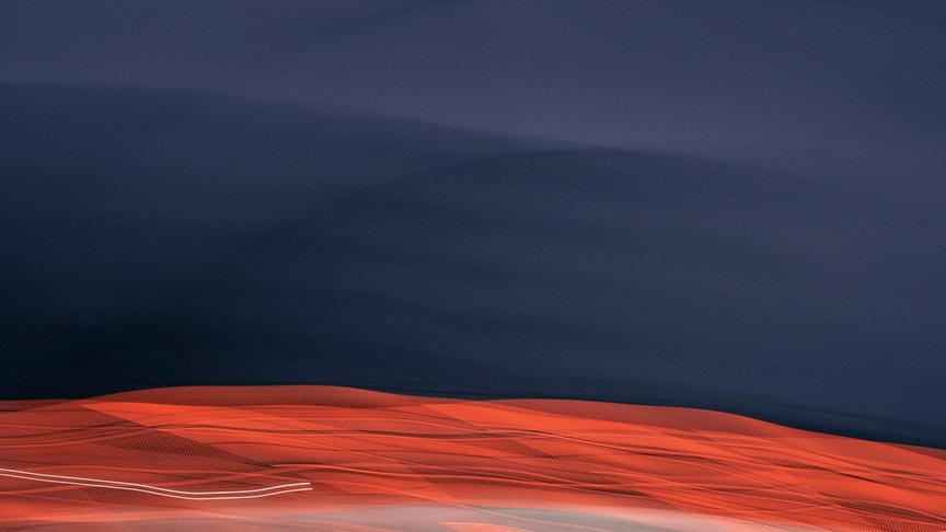 © ORF/Ö1/Joseph Schimmer Das Bild zeigt eine abstrakte, stimmungsvolle Landschaft aus dunklen Blautönen im Hintergrund und leuchtend roten, wellenförmigen Linien im Vordergrund.