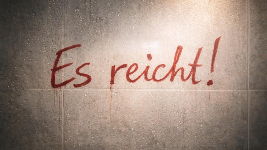 Auf einer grauen, feuchten Wand steht in roter, verlaufender Schrift der Ausruf „Es reicht!“.