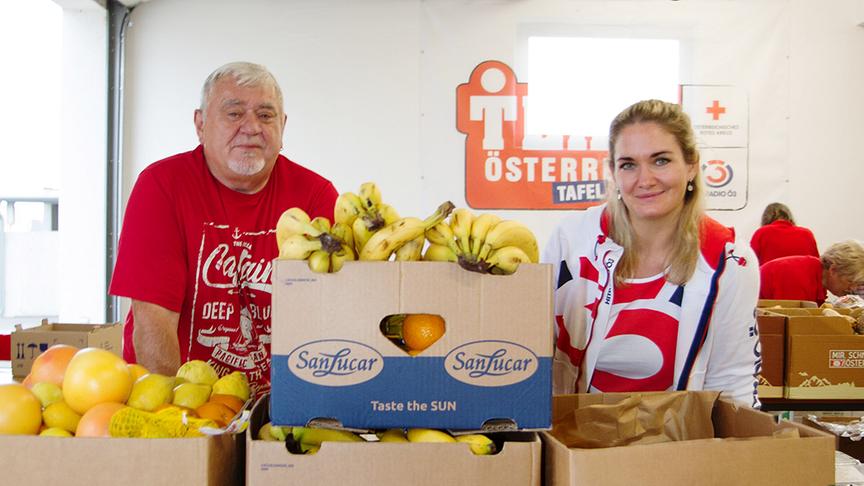 © Hitradio Ö3/Kratzer ÖSTERREICH MACHT’S… BESSER! Die Ö3-Gemeinde gegen Lebensmittelverschwendung: "Team Österreich Mitarbeiter" und Ö3-Moderatorin Gabi Hiller