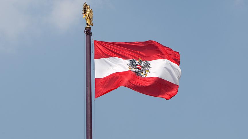 © ORF.at/Roland Winkler Österreichische Fahne weht im Wind
