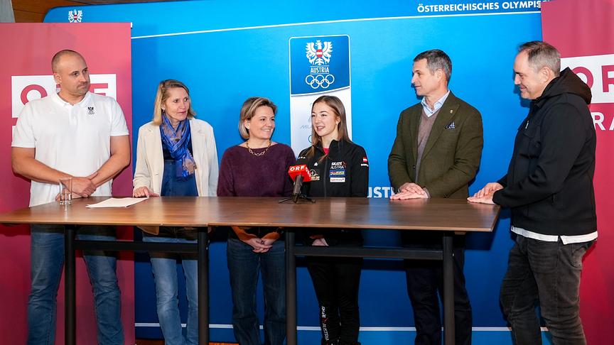 ÖOC-Generalsekretär Florian Gosch, Interimistische ORF-Sport-Chefin Veronika Dragon-Berger, ORF-Programmdirektorin Stefanie Groiss-Horowitz, Olga Mikutina, ÖOC-Präsident Horst Nussbaumer, Interimistischer ORF-Sport-Chef Martin Szerencsi bei der Pressekonferenz stehen an einem Tisch vor einer Wand mit dem Logo des Österreichischen Olympischen Committees.