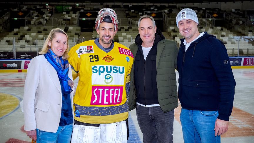 Interimistische ORF-Sport-Chefin Veronika Dragon-Berger, Bernhard Starkbaum im Eishockey-Trikot, Interimistischer ORF-Sport-Chef Martin Szerencsi und ÖOC-Generalsekretär Florian Gosch stehen auf dem Eis einer leeren Halle und posieren für ein gemeinsames Foto.