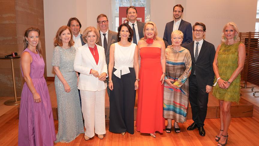 © ORF/Roman Zach-Kiesling Gruppenfoto mit Katharina Swoboda, Waltraud Langer, ORF-Generaldirektorin Ingrid Thurnher, Karoline Edtstadler, Kristina Hammer, Karin Bergmann, Lukas Crepaz, Kathrin Zierhut-Kunz, Ernst Buchrucker, Kurt Reisnegger, Martin Traxl und Axel Hiller beim ORF-Festspielempfang 2026 im Großen Festspielhaus in Salzburg
