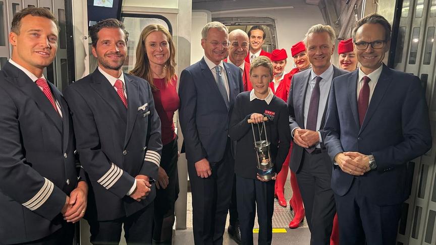 © ORF/LST OOE Ankunft „ORF-Friedenslicht aus Bethlehem“ am Flughafen Wien-Schwechat (Maria Theiner / ORF Oberösterreich, Landeshauptmann Mag. Thomas Stelzer, ORF-Friedenslichtkind Florian Mitter, ORF Oberösterreich-Landesdirektor Klaus Obereder und Günther Madlberger / ORF Oberösterreich und Crew der Austrian Airlines)