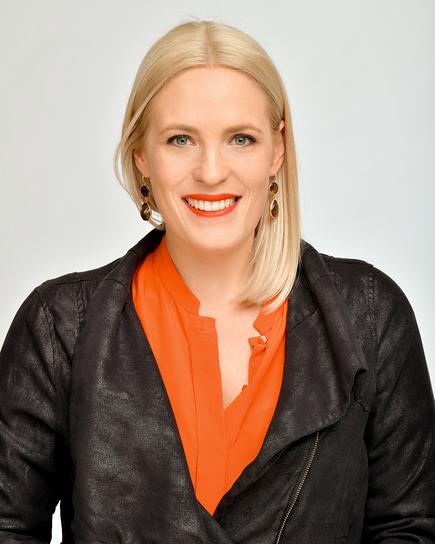 © ORF/Thomas Ramstorfer Porträt von Katharina Rossek vor hellem Hintergrund