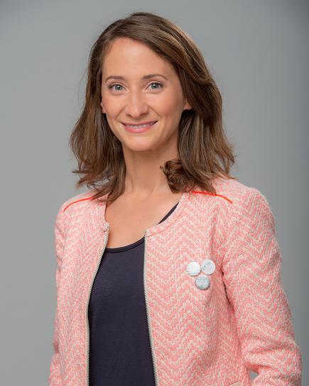 © ORF/Thomas Ramstorfer Porträt von Rebecca Truska vor grauem Hintergrund