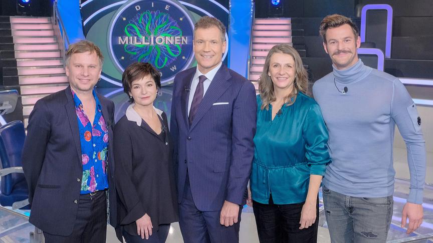 © ORF/Günther Pichlkostner "Die Promi-Millionenshow für Licht ins Dunkel": Robert Stadlober, Katharina Stemberger, Armin Assinger, Birgit Denk, Paul Pizzera