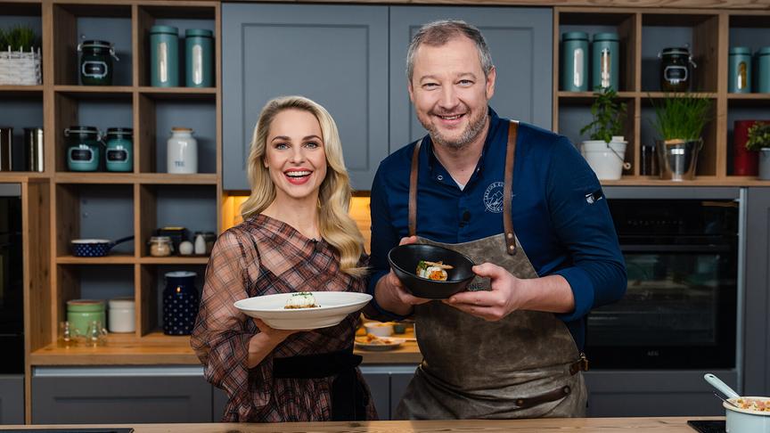 © ORF/Lura Media/Simeon Baker "Silvia kocht": Silvia Schneider, Andreas Döllerer („Spargel mit Tomaten-Schnittlauchvinaigrette & pochiertem Ei“ und „Teufelsroller von der Bluntauforelle, scharfer Paprikazwiebel und knuspriges Schwarzbrot“)