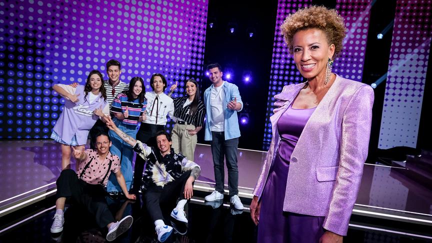 "Starmania 22": Arabella Kiesbauer mit den weitergekommenen Kandidatinnen und Kandidaten für die vierte Finalshow